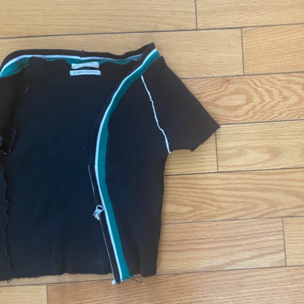 Crop Top Tee With Zipper In Front - Picture 4 of 5